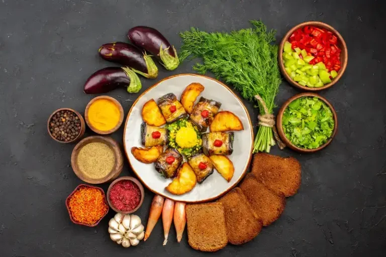 Eggplant rolls matang tersaji dari tampak atas, hidangan sehat dengan sayuran dan saus di atas piring.
