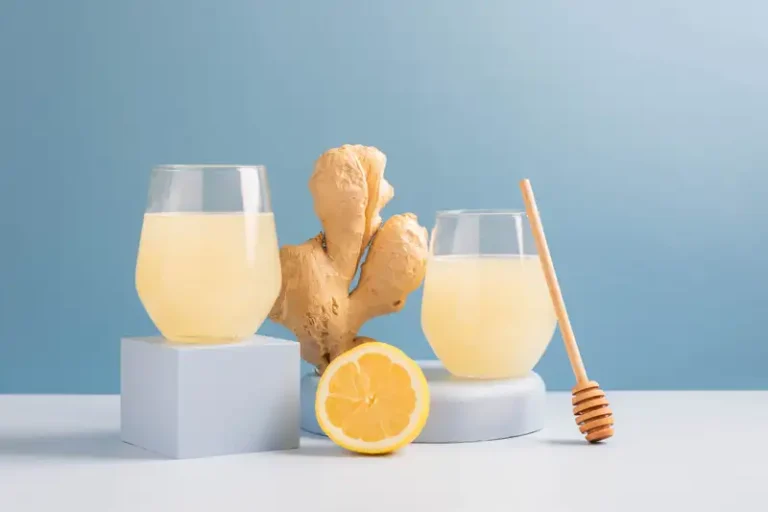 Minuman antioksidan jahe dan lemon segar dalam gelas, disajikan dengan irisan lemon dan jahe alami.