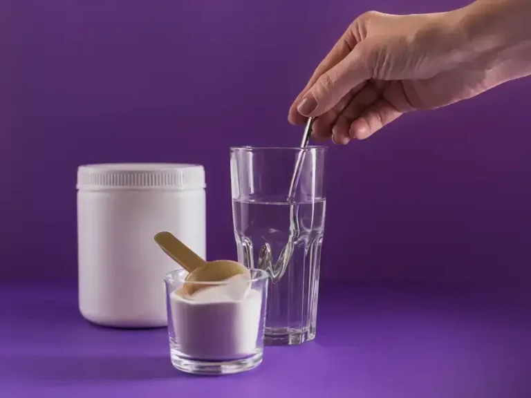 Segelas air dengan collagen yang telah larut, menampilkan minuman bening siap dikonsumsi.