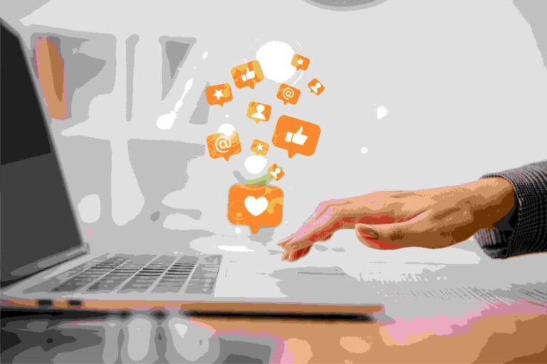 Tampak sebagian pebisnis wanita mengetik di laptop saat bekerja, menggambarkan aktivitas digital di meja kerja.