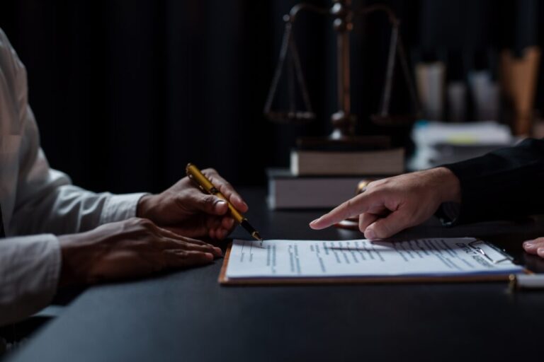 Petugas legal meninjau dokumen perizinan usaha di meja rapat, suasana konsultasi administrasi bisnis.