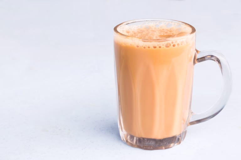 Secangkir teh susu hangat dalam mug, menampilkan minuman creamy populer untuk menu bisnis milk tea modern