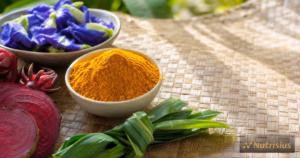 Aneka bahan lokal pewarna alami minuman ditata menampilkan spektrum warna yang jelas.