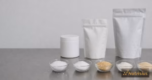 Perbandingan bahan formulasi bumbu rendah natrium di mangkuk kaca pada meja stainless.