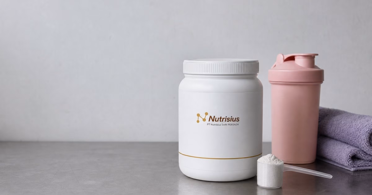 Botol suplemen creatine wanita dengan shaker merah muda di rak retail bersih.