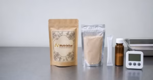 Dua pouch minuman bubuk dibandingkan di laboratorium untuk uji umur simpan pangan.